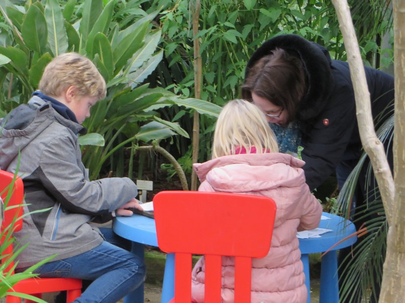 Sylvia erkaert den Kindern die Geheimnisse der Geologie